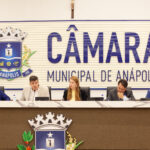 Imagem pessoas sentadas em uma bancada
