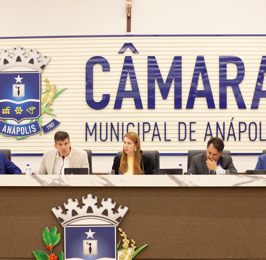 Imagem pessoas sentadas em uma bancada