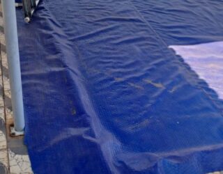 Imagem lona azul cobrindo uma piscina