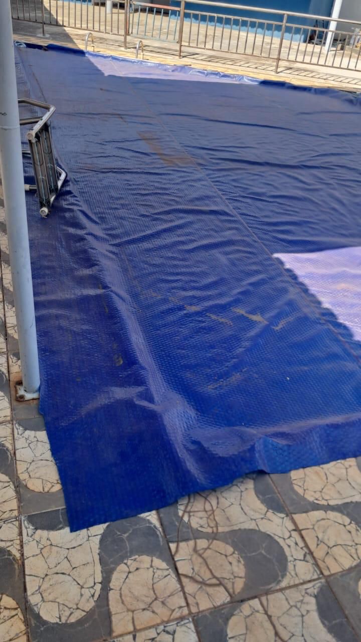 Imagem lona azul cobrindo uma piscina