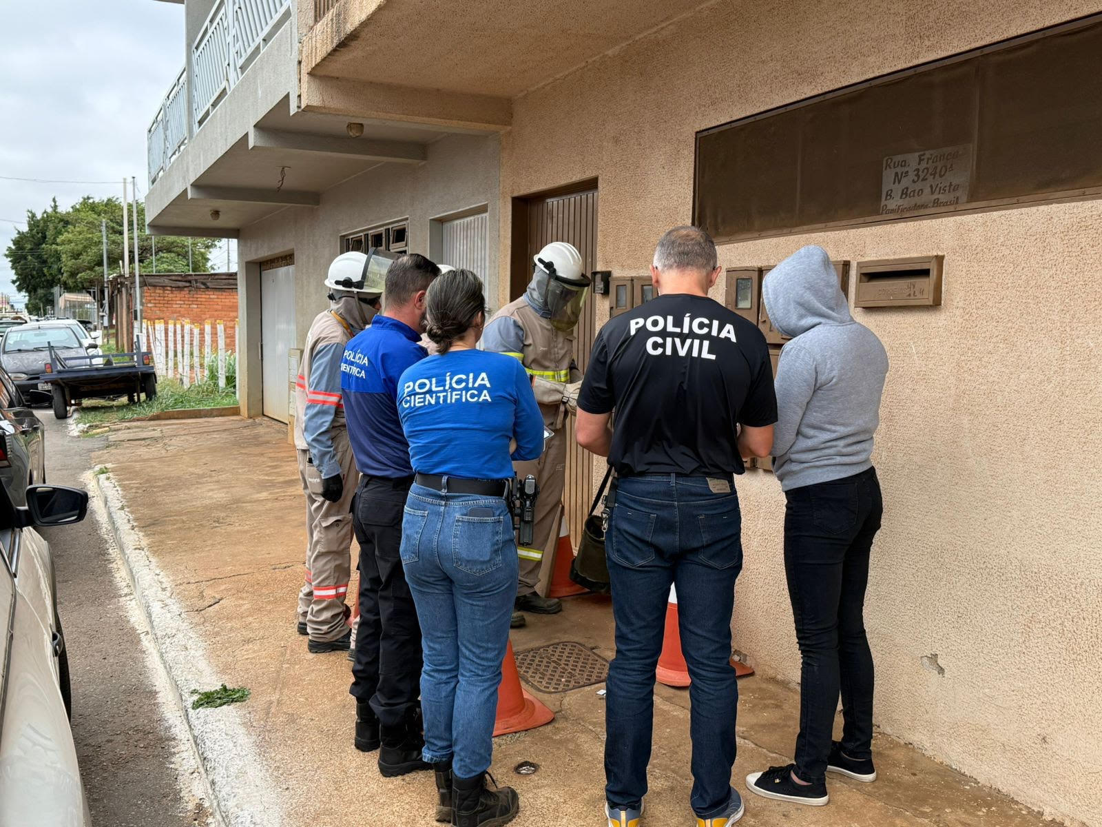 Imagem policiais e técnicos de energia