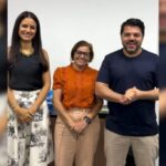 Imagem três pessoas sorrindo para foto