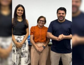 Imagem três pessoas sorrindo para foto