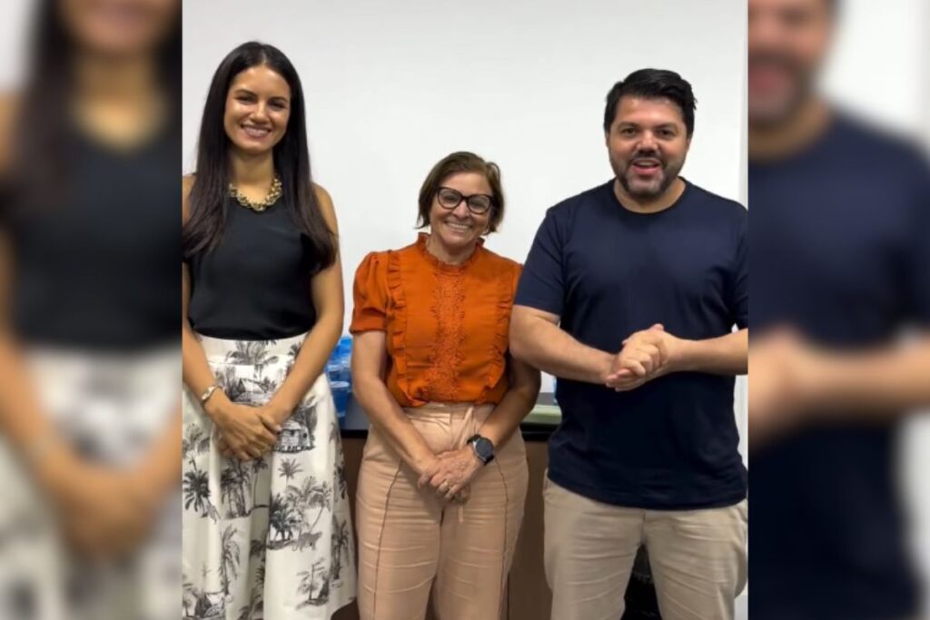 Imagem três pessoas sorrindo para foto