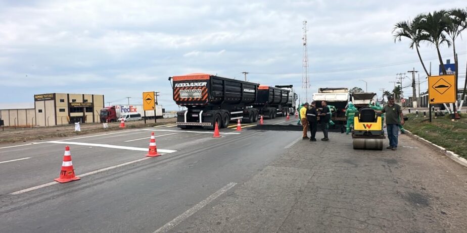 Imagem caminhão e obra  na rodovia
