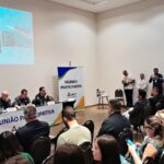 Imagem pessoas sentadas em uma reunião