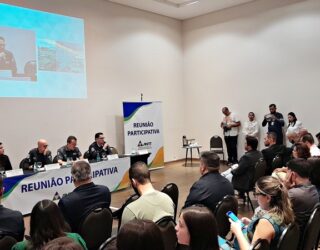Imagem pessoas sentadas em uma reunião