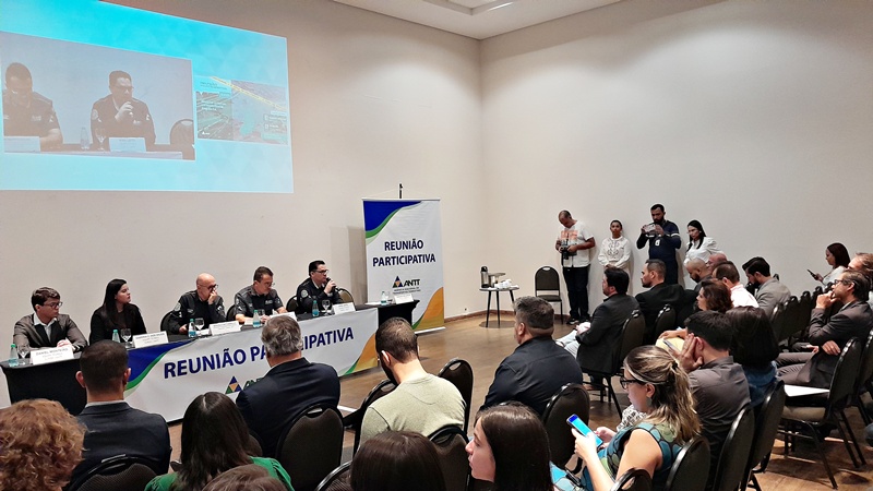 Imagem pessoas sentadas em uma reunião