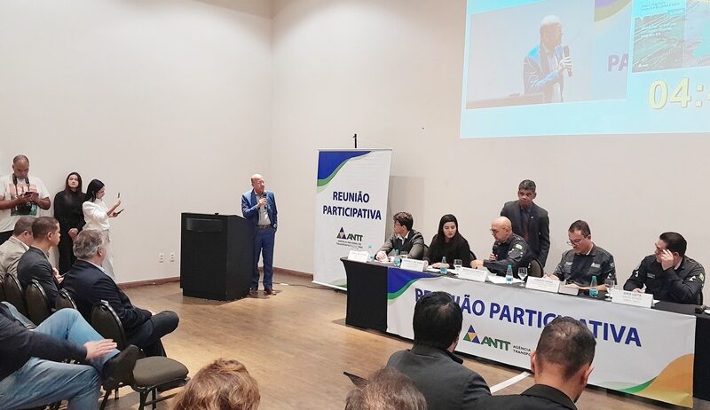 Imagem reunião com mesa de autoridades