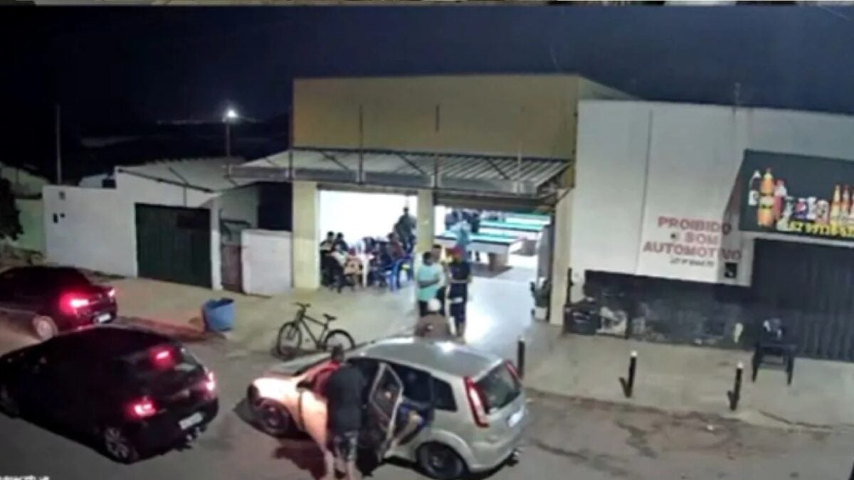 Imagem câmeras de segurança confusão em bar