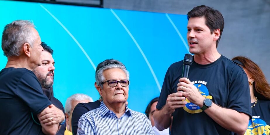 Imagem Daniel vilela falando ao microfone