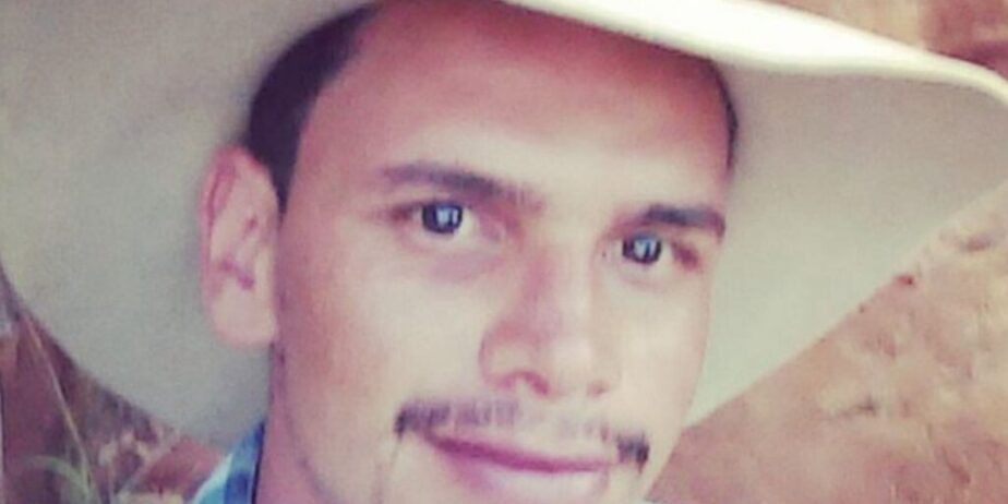Imagem homem de chapéu branco ele usa bigode 