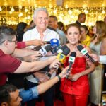 Imagem varias microfones em coletiva de imprensa