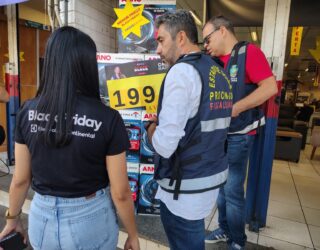 Imagem fiscais do Procon em loja