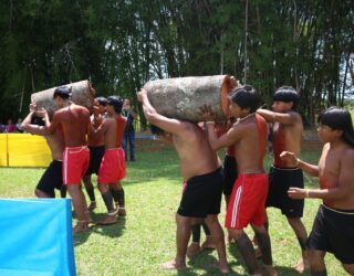 Imagens homens correndo com tora de madeira nos ombros