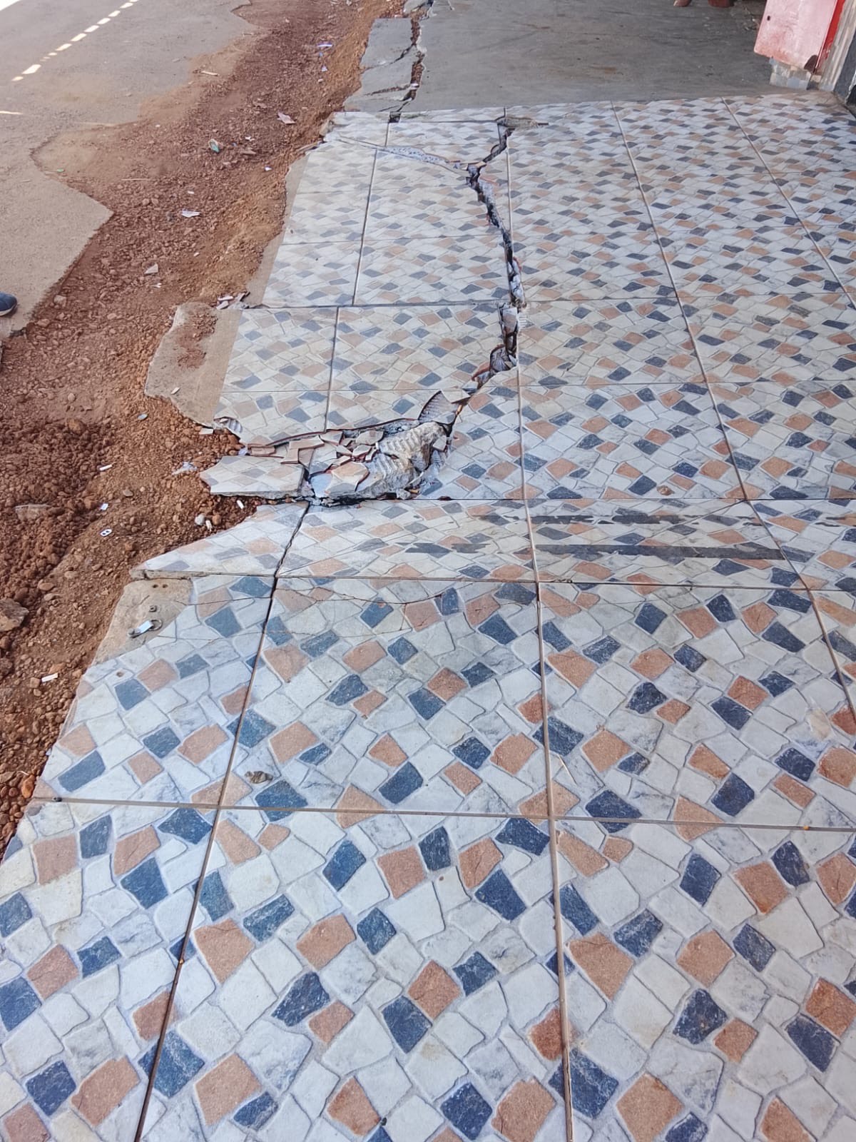 Imagem calçada aberta por obra