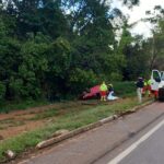 Imagem carro capotado na beira da pista