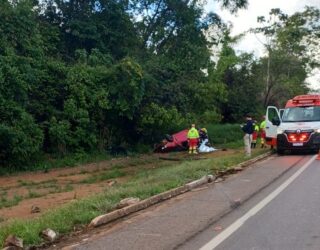 Imagem carro capotado na beira da pista