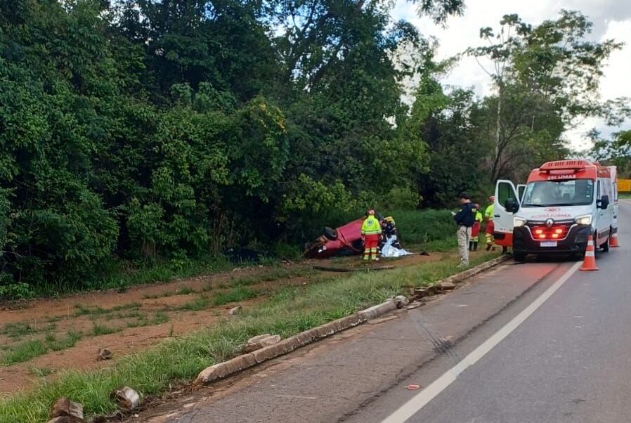 Imagem carro capotado na beira da pista
