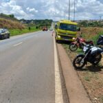 Imagem veículos no acostamento na rodovia