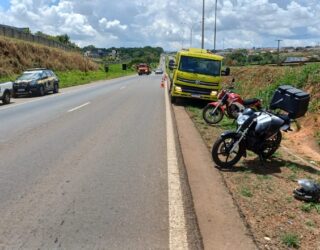 Imagem veículos no acostamento na rodovia