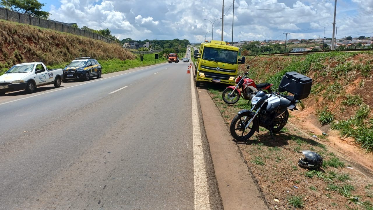 Imagem veículos no acostamento na rodovia