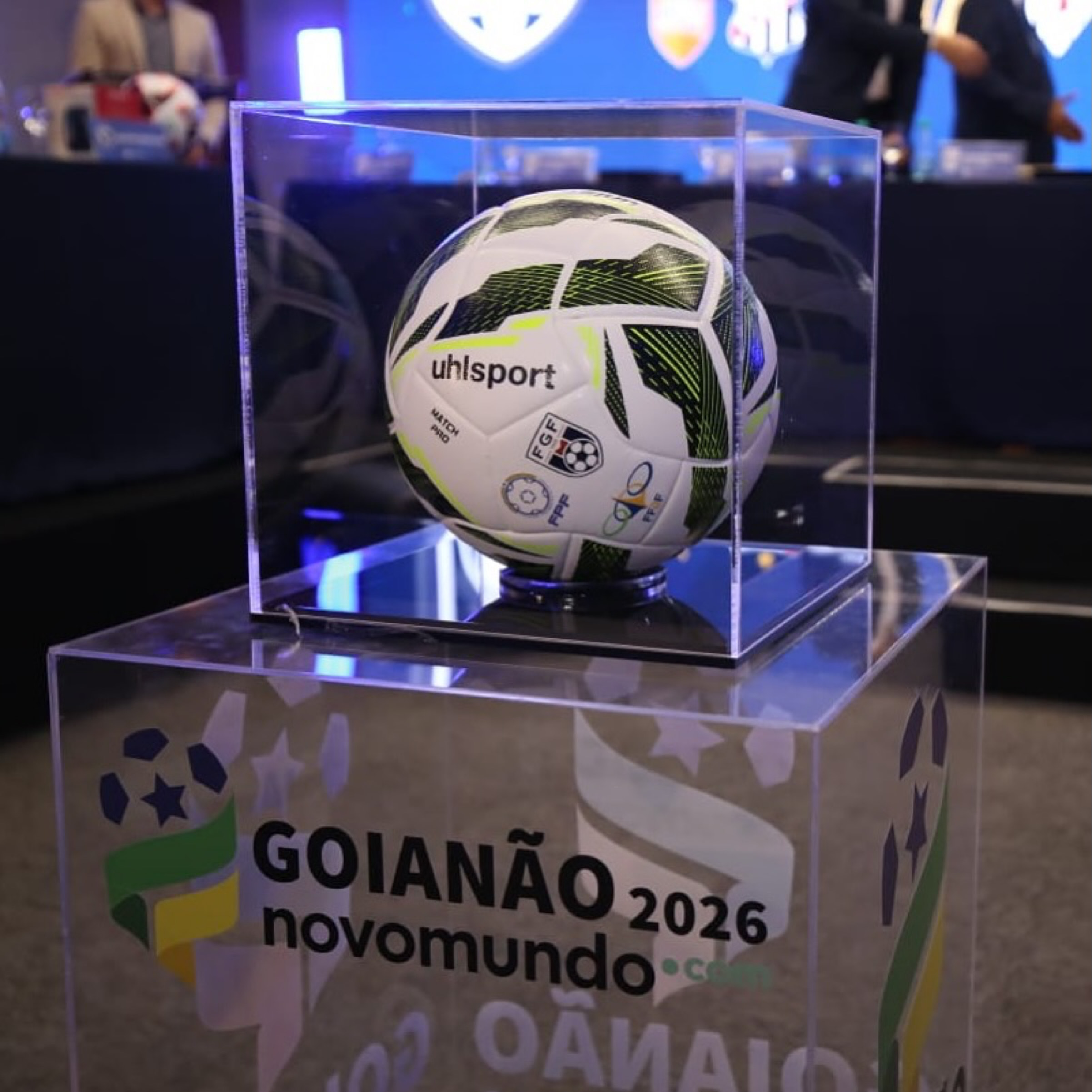 Imagem bola de futebol dentro de um quadrado de vidro