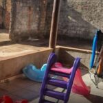 Imagem brinquedos de criança no chão