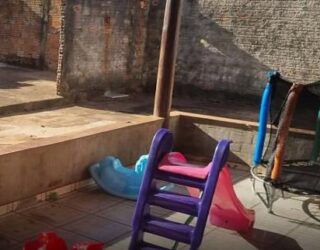 Imagem brinquedos de criança no chão