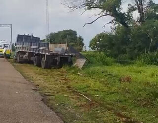 Imagem Caminhão acidente