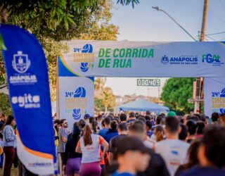 Imagem várias pessoas corrida de rua