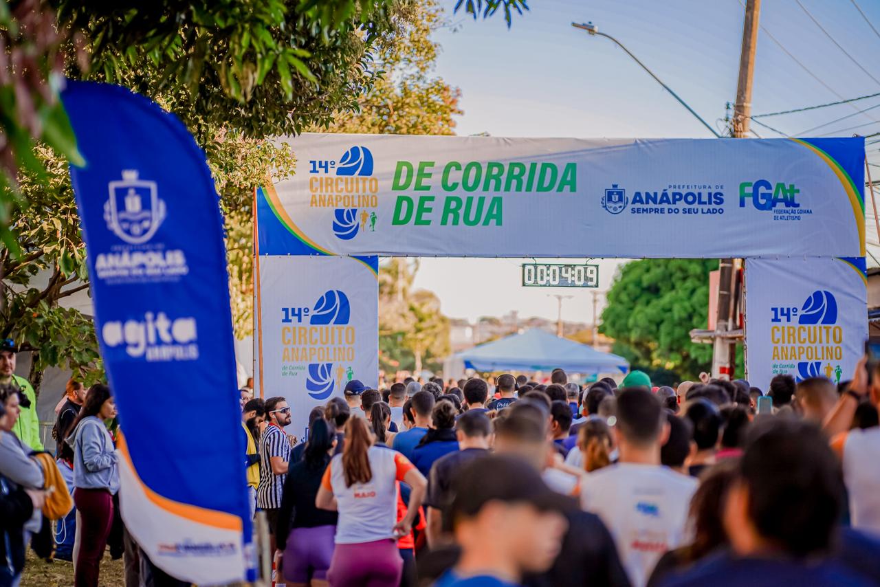 Imagem várias pessoas corrida de rua