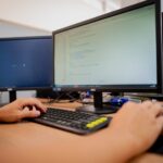 Imagem pessoas com as mãos no teclado do cumpuador