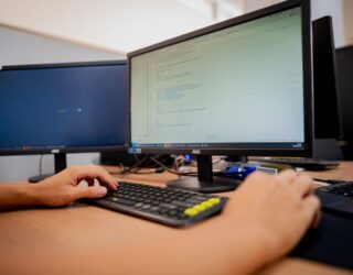 Imagem pessoas com as mãos no teclado do cumpuador