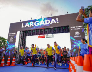 Imagens pessoas na largada de corrida de ria