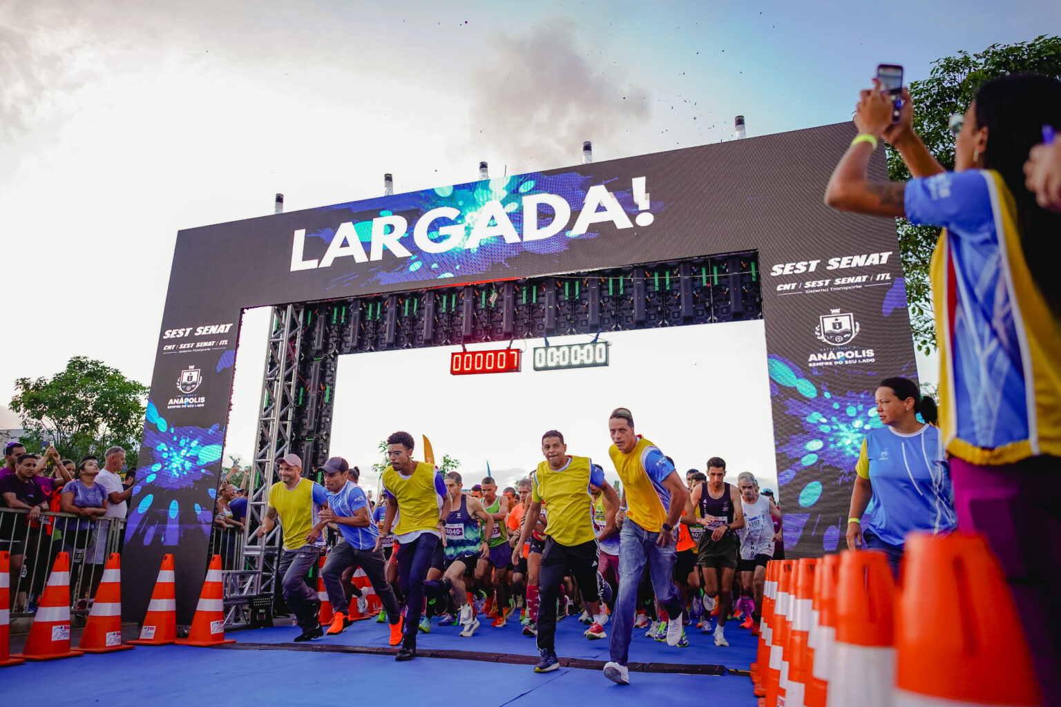 Imagens pessoas na largada de corrida de ria