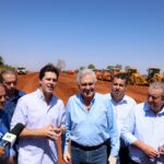 Imagem homens em frente canteiro de obras