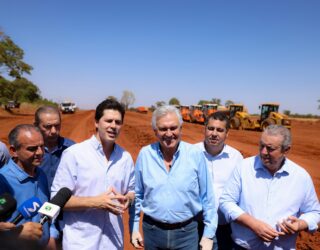 Imagem homens em frente canteiro de obras