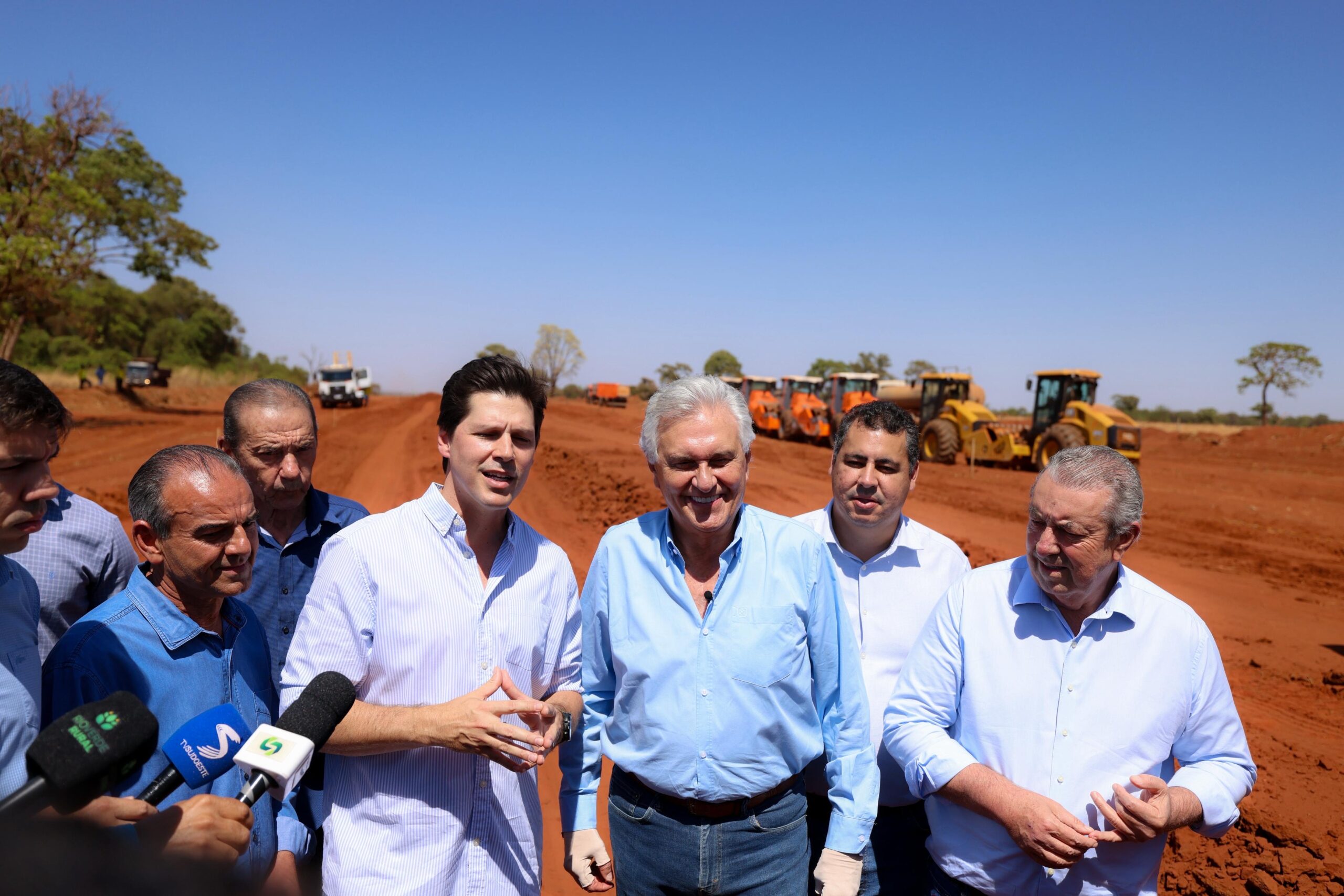 Imagem homens em frente canteiro de obras