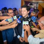 Imagem vários microfones em entrevista coletiva