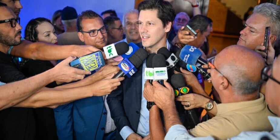 Imagem vários microfones em entrevista coletiva