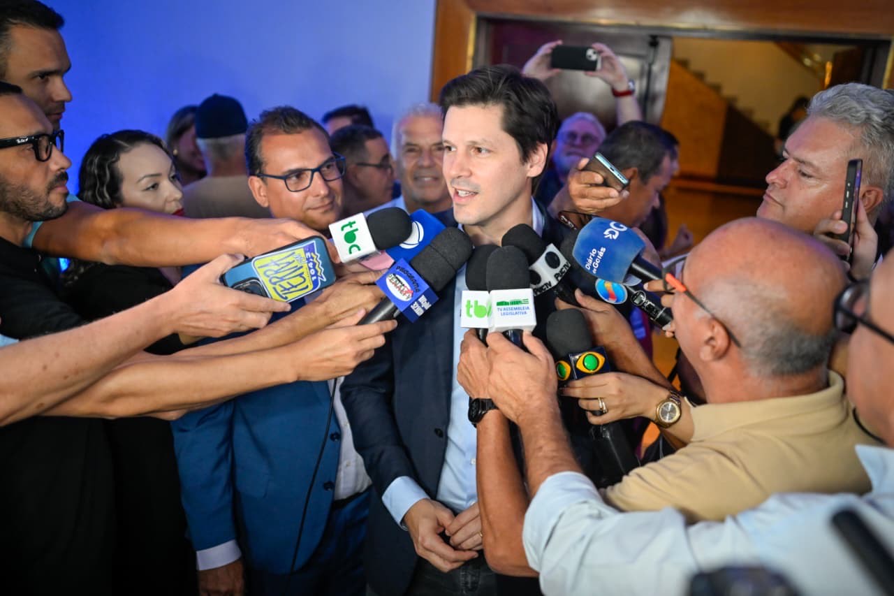 Imagem vários microfones em entrevista coletiva