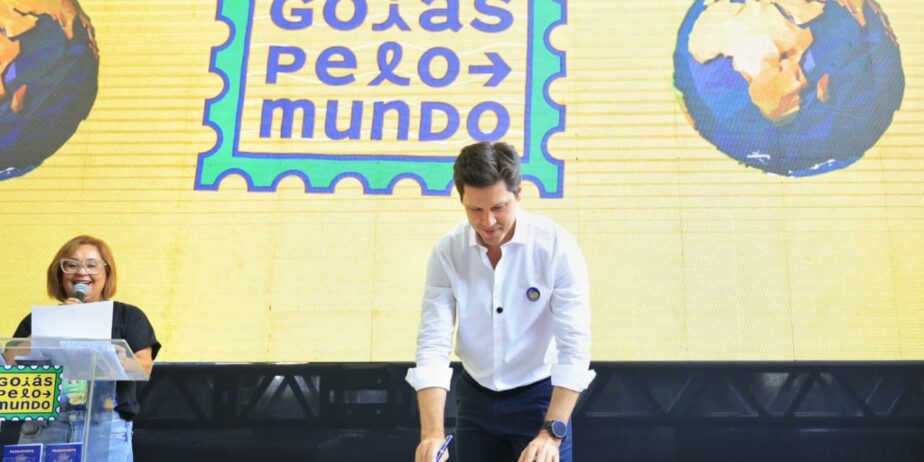 Imagem homem camisa branca aninando documento 