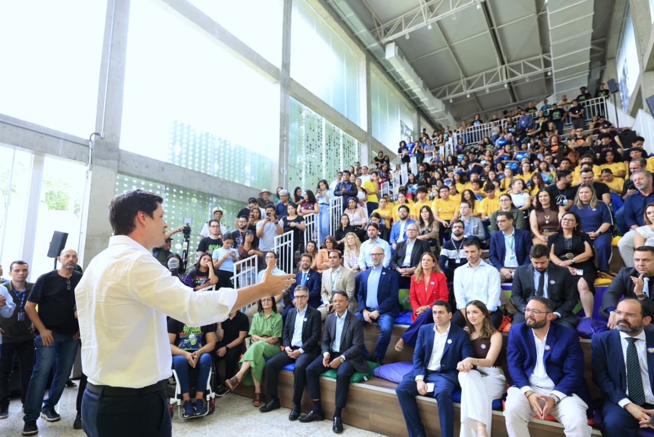 Imagem homem de camisa branca falando para o publico