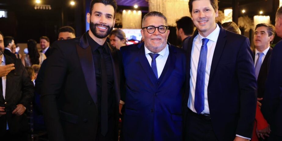 Imagem três homens de terno sorrindo