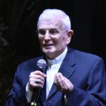 Imagem homem segurando microfone