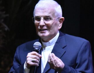 Imagem homem segurando microfone