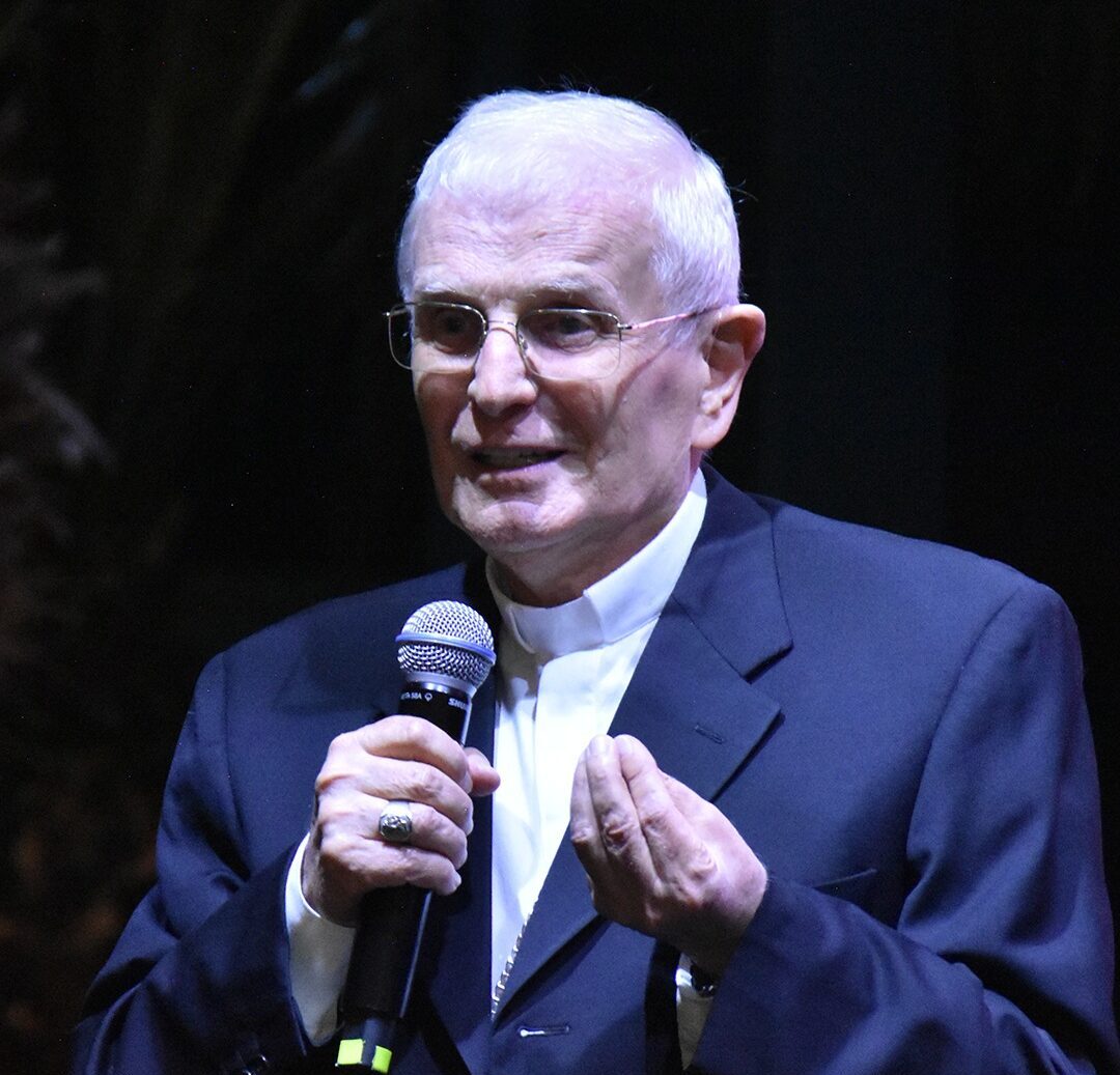 Imagem homem segurando microfone