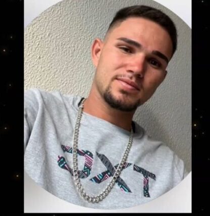 Imagem homem de camisa cinza