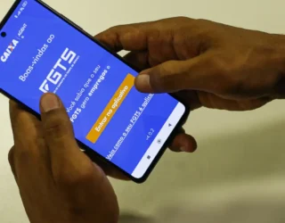 Imagem mão segurando celular